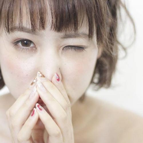 ショートヘアの女性